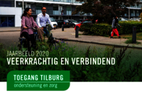 man en vrouw fietsen naast elkaar door Tilburgse wijk